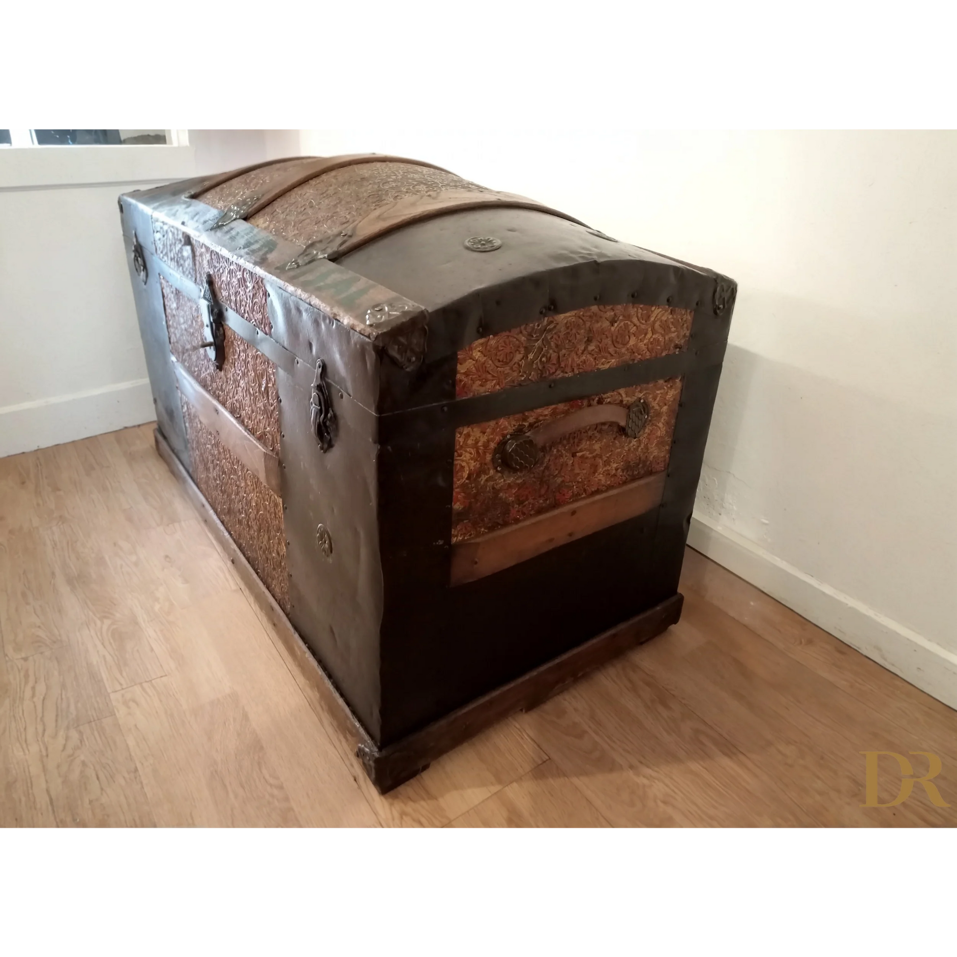 Antico baule bombato epoca 800 in legno e metallo con hardware vintage