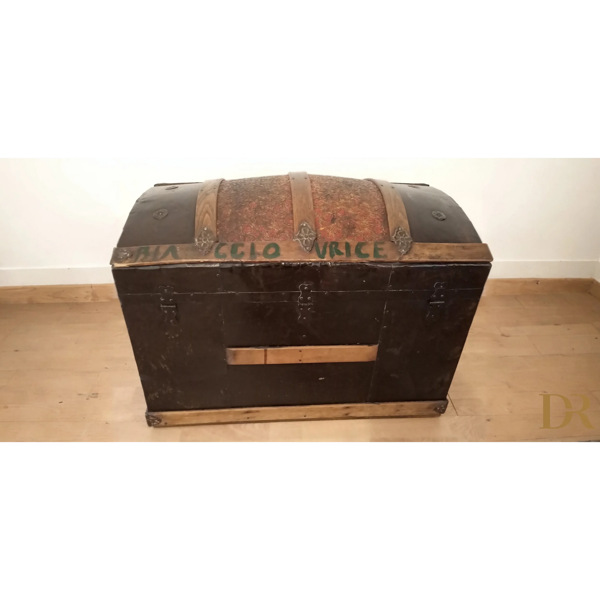 Antico baule bombato epoca 800 in legno e metallo con hardware vintage e cinghie in pelle