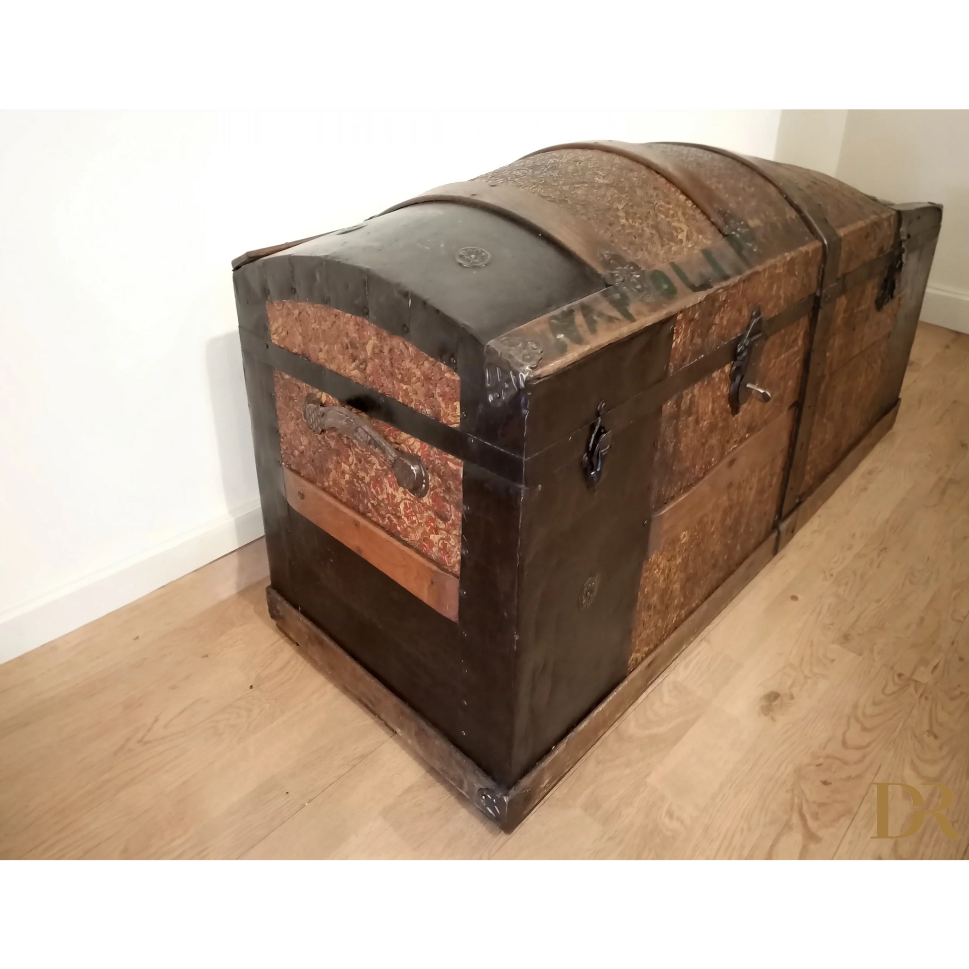 Antico baule bombato epoca 800 in legno e metallo con hardware decorativo