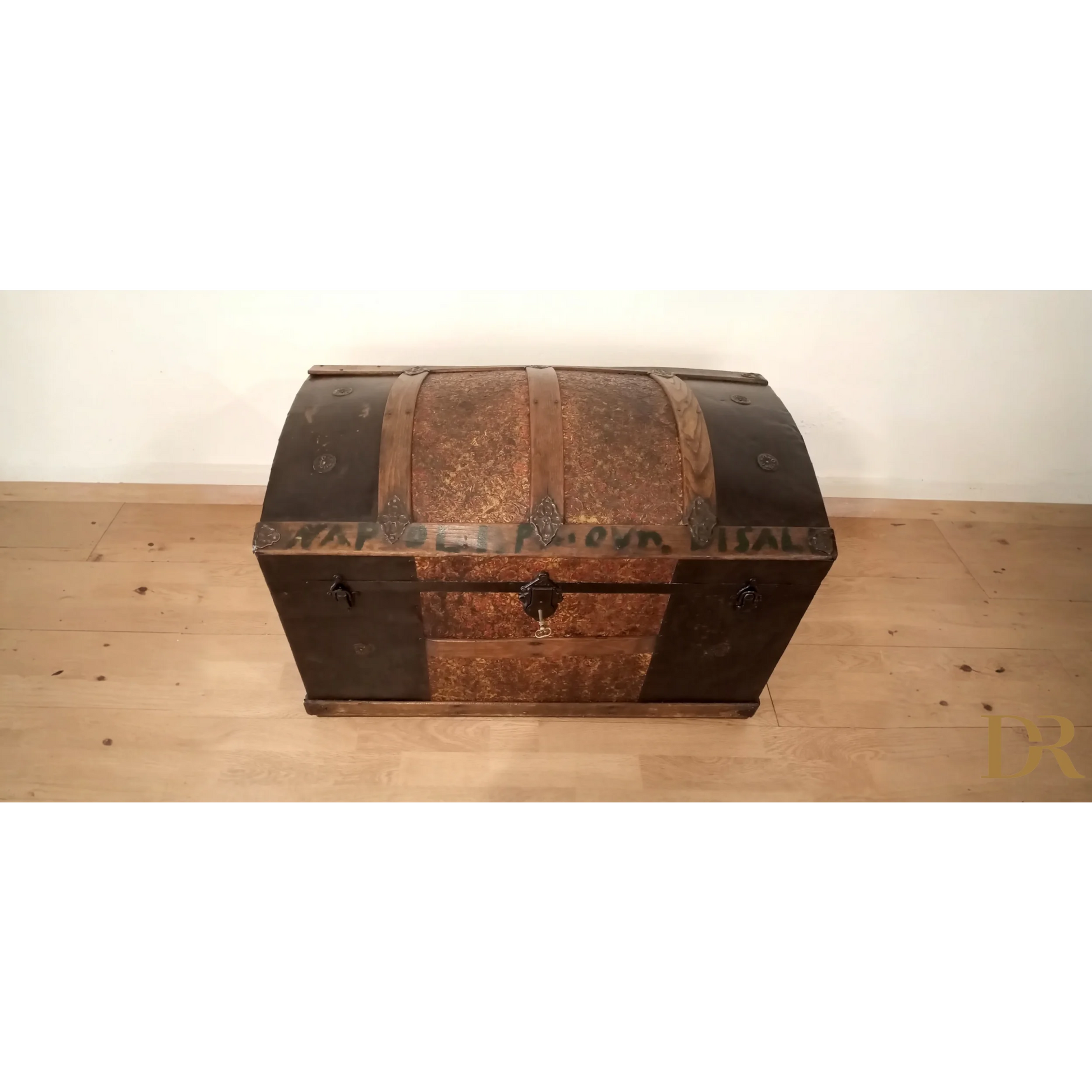 Antico baule bombato epoca 800 in legno e metallo con chiave, elegante forziere