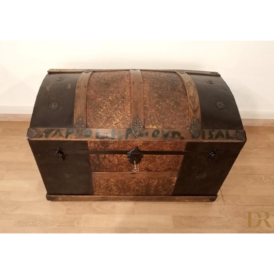 Antico baule bombato epoca 800 in legno e metallo con chiave, elegante forziere