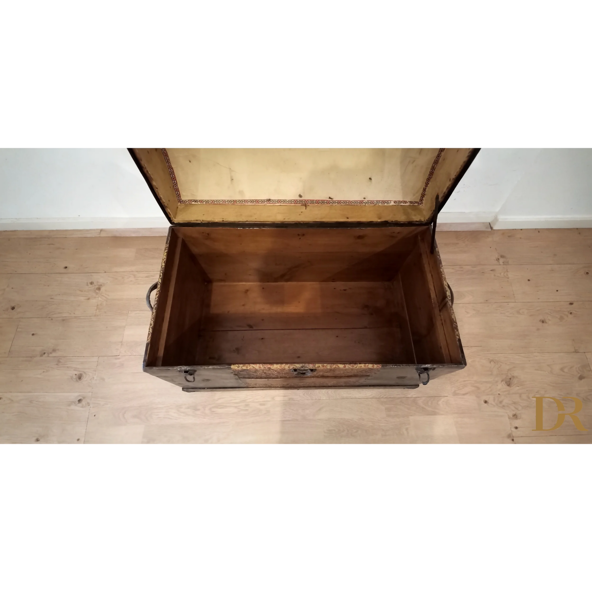 Antico baule bombato epoca 800 in legno e metallo, elegante e restaurato