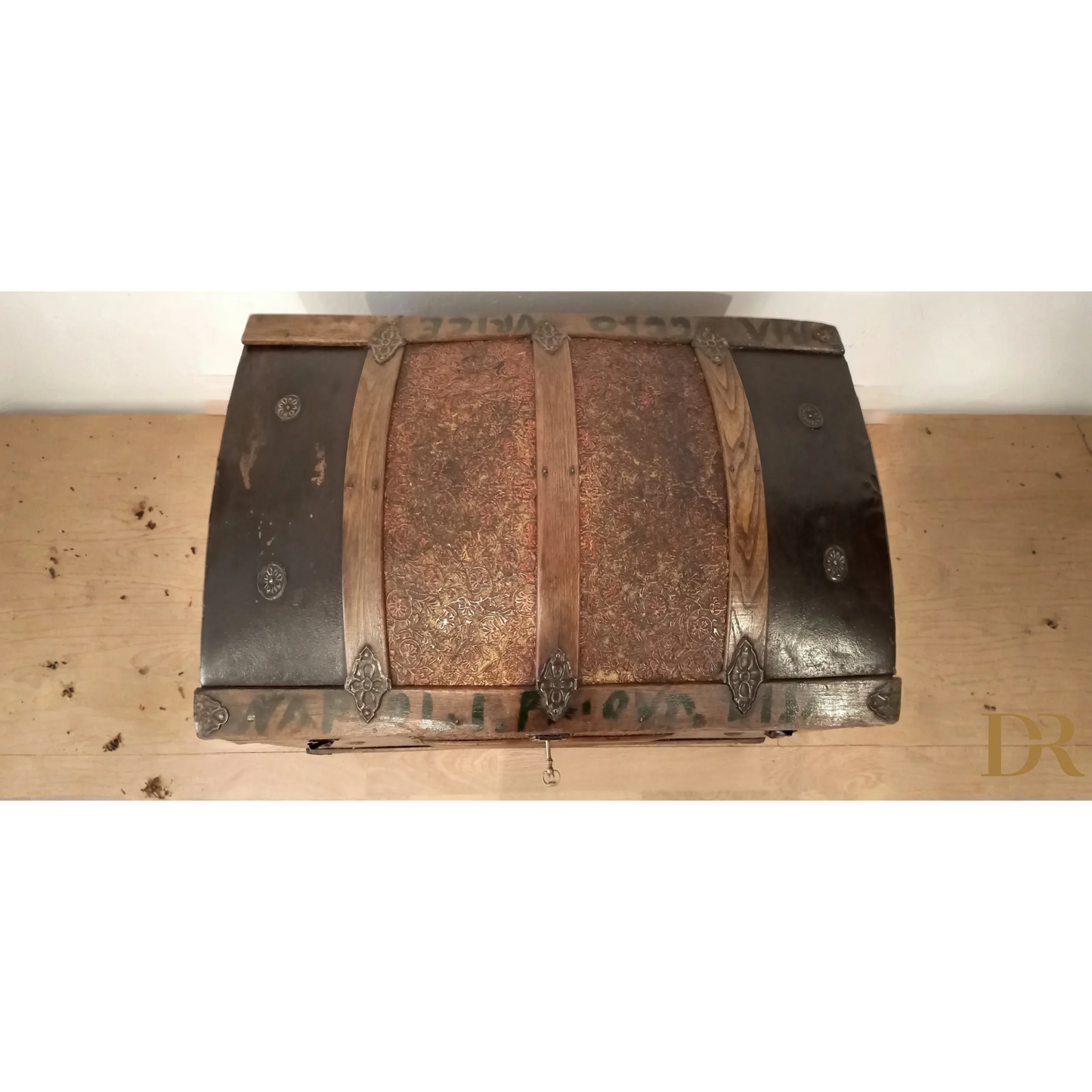 Antico baule bombato epoca 800 in legno e metallo con hardware decorativo