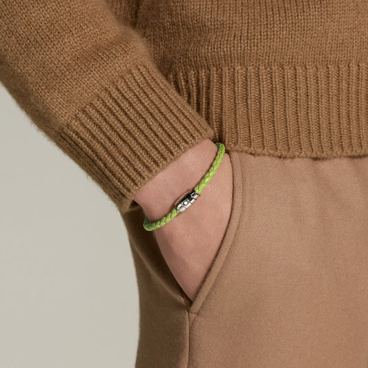 Bracciale montblanc pelle meisterstück lime a 3 anelli in pelle verde lime con chiusura in acciaio indossato al polso