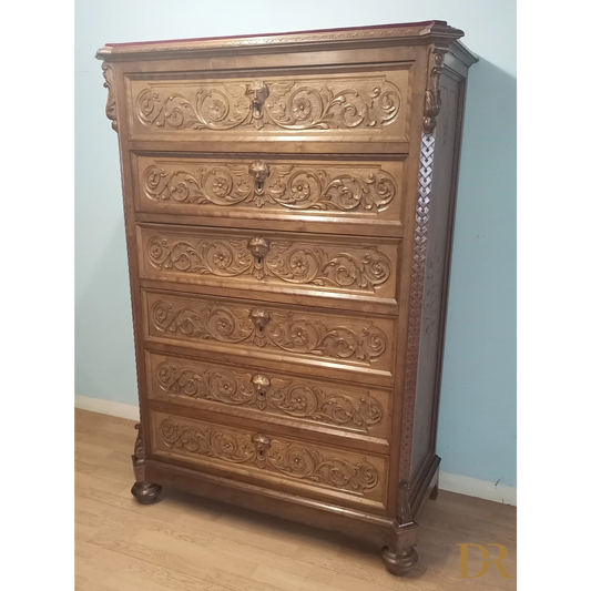 Cassettiera antica in noce italiana ottocentesca con intagli floreali e piedi decorativi