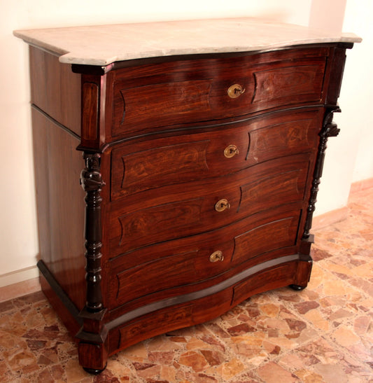 Elegante cassettone napoletano in palissandro con quattro cassetti e maniglie in ottone decorativo xix secolo