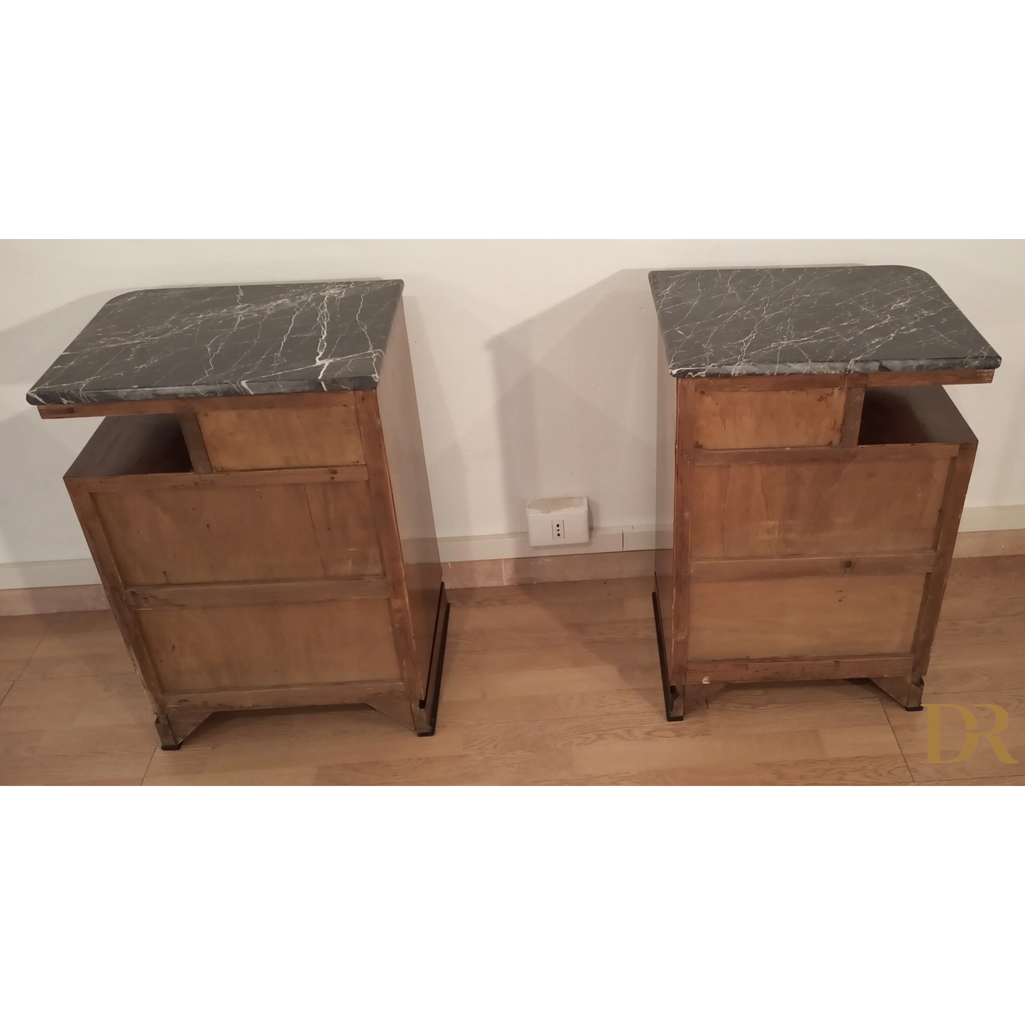 Comodini Art Déco in noce con piano in marmo, set di 2 eleganti notti italiani