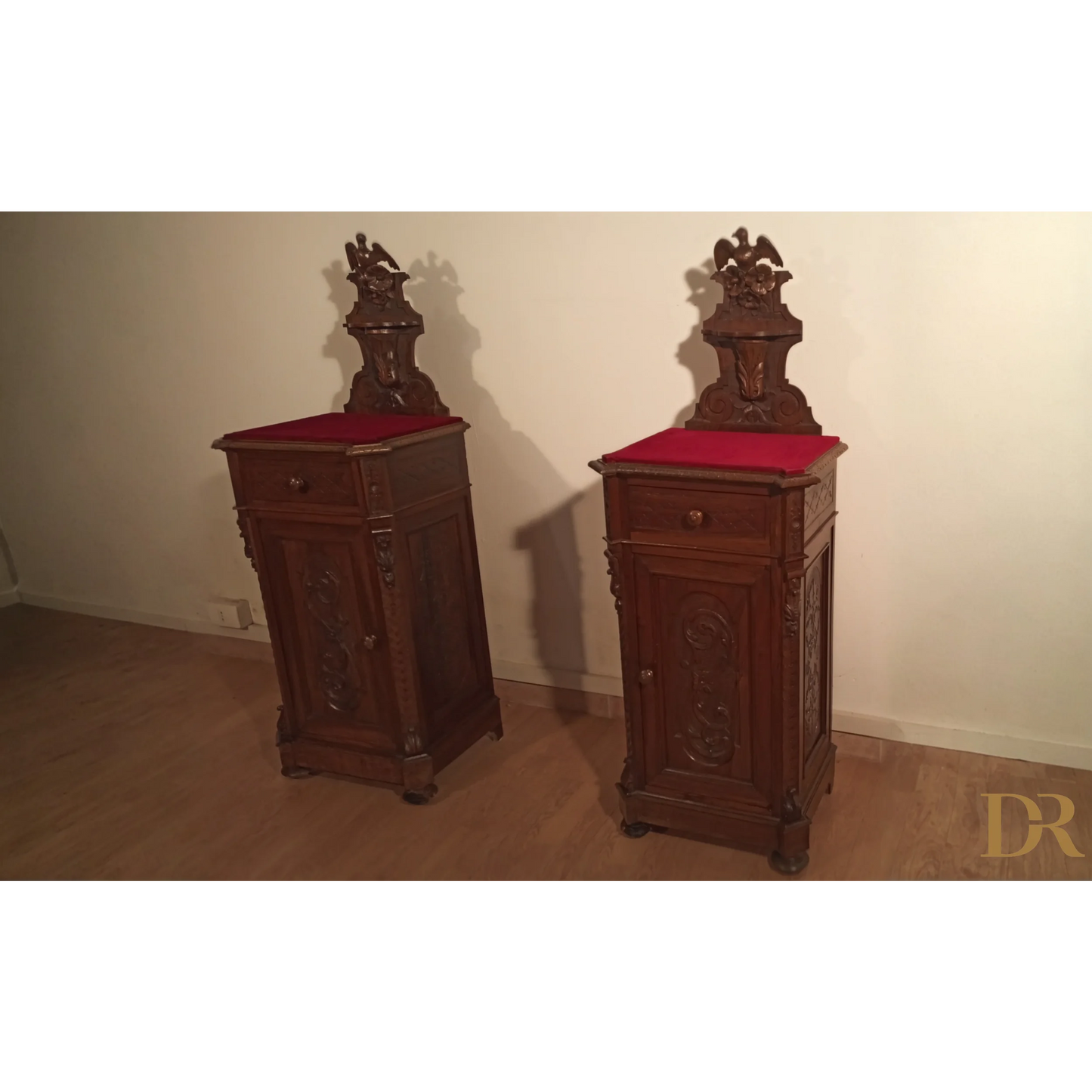 Due antique armadi in noce del XIX secolo del set cassettiera italiana noce