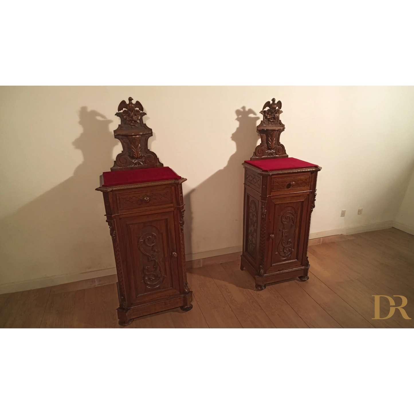 Set di comodini in noce con top in velluto rosso, cassettiera italiana noce XIX secolo