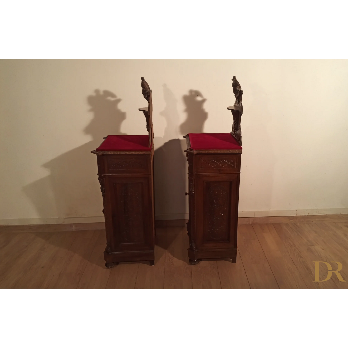Set di 3 comodini e cassettiera italiana noce, XIX secolo, legno intagliato