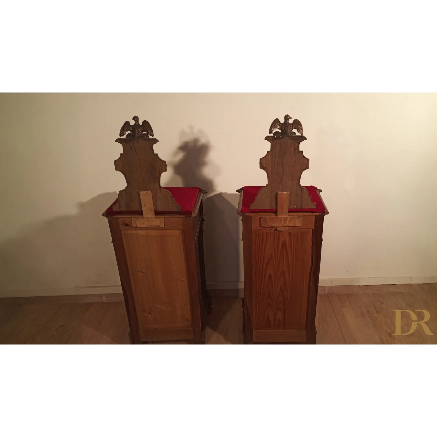 Coppia di sedie in legno con cuscini rossi, parte del set cassettiera italiana noce