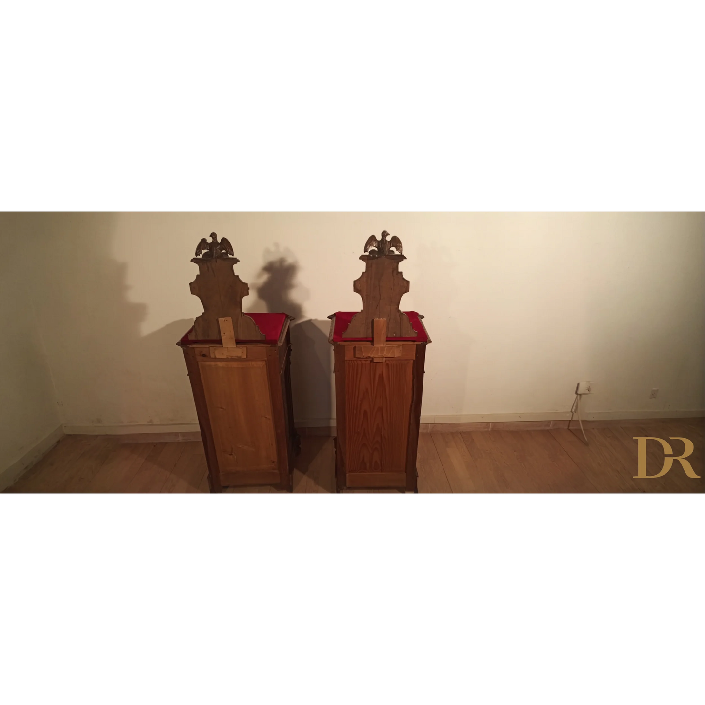 Set di 3 con sedie in legno e cuscini rossi accanto a cassettiera italiana noce