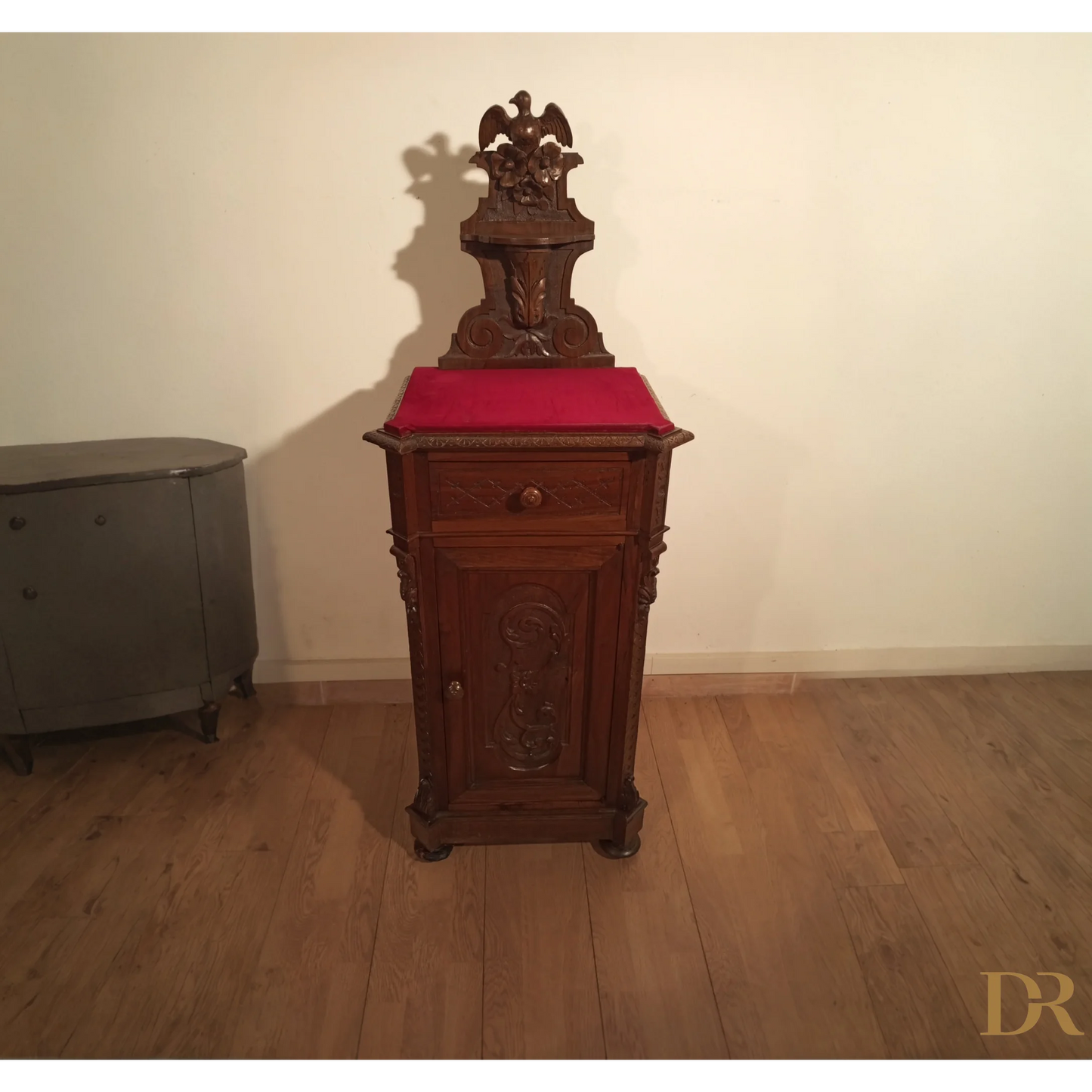 Orologio in legno su cuscino rosso, parte del set di cassettiera italiana noce XIX secolo