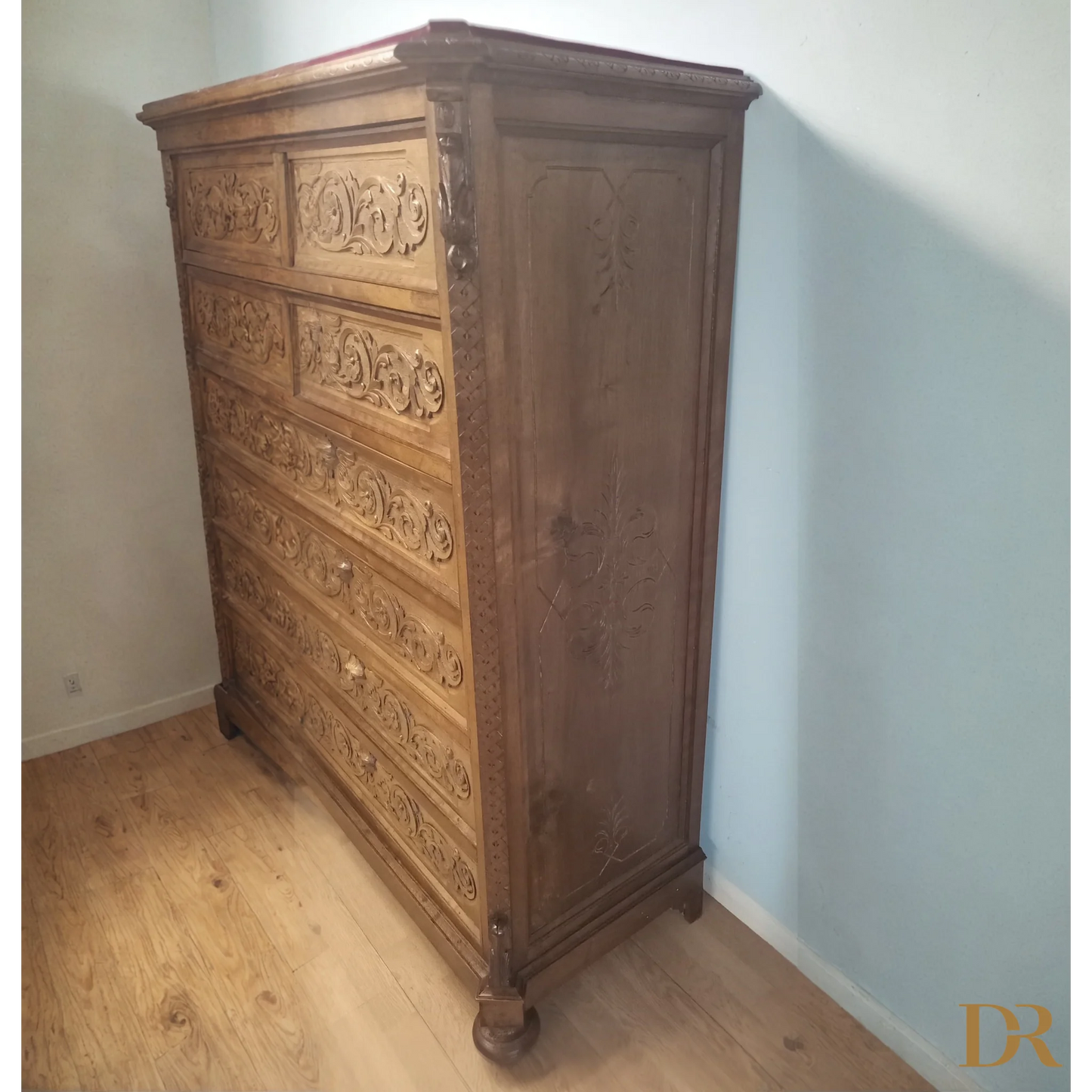 Cassettiera italiana noce, ornata e curvata, set di 3 con frontali decorativi