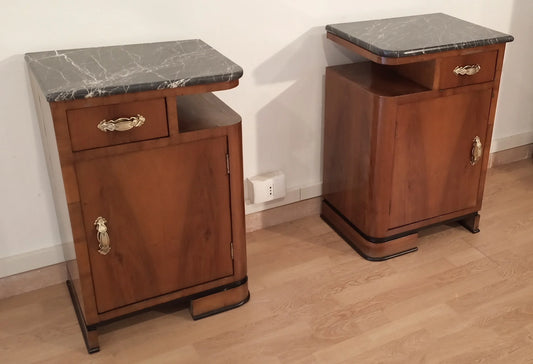 Coppia di comodini art déco italiano in noce con piano in marmo ideale per arredamento elegante