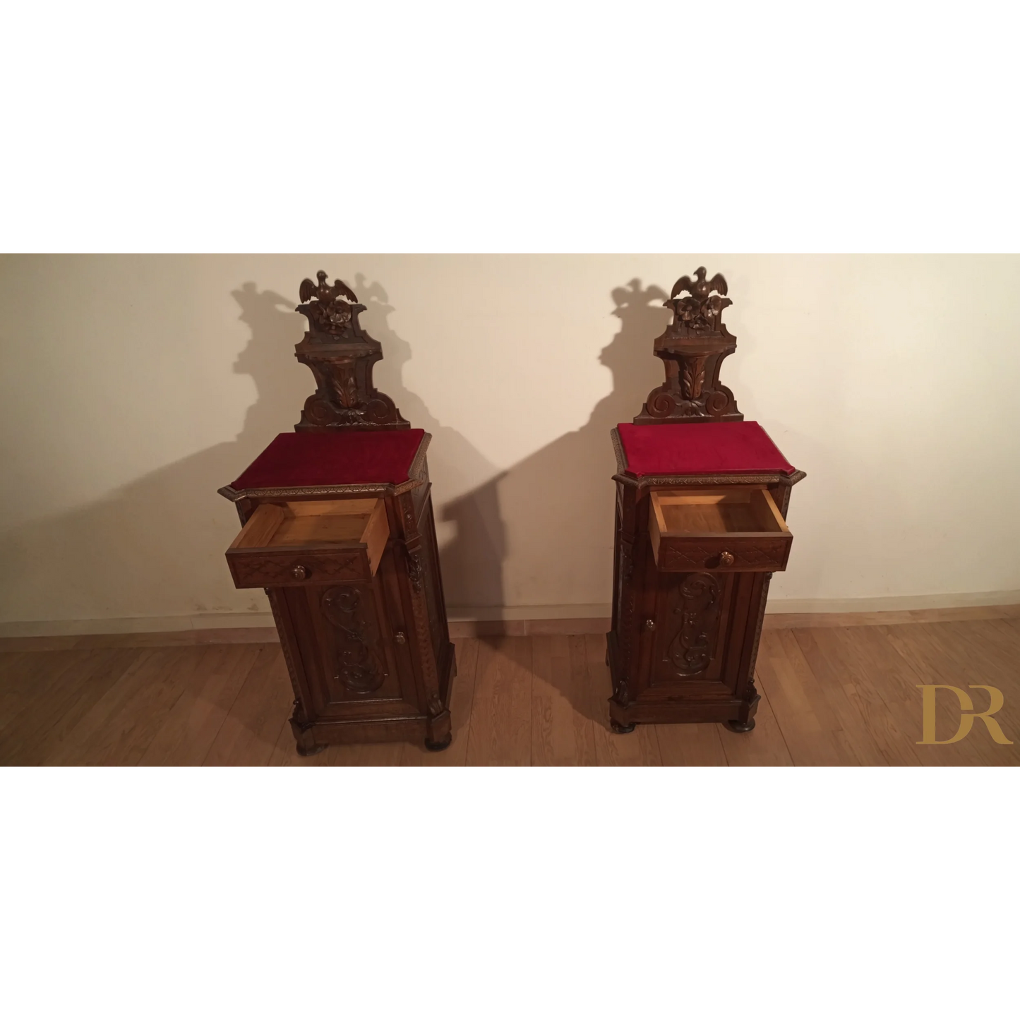 Comodini in noce, XIX secolo, Italia, set di 2 tavolini in legno intagliato