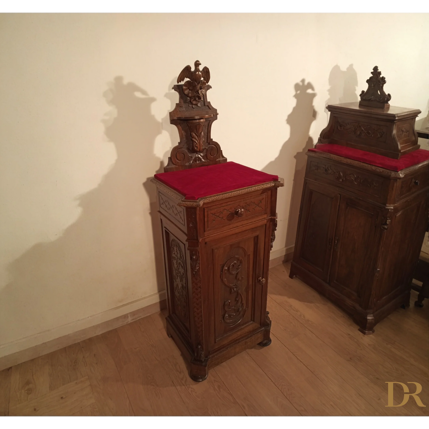 Comodini italiani in noce con cuscino rosso, mobile d’epoca fine XIX secolo, Italia