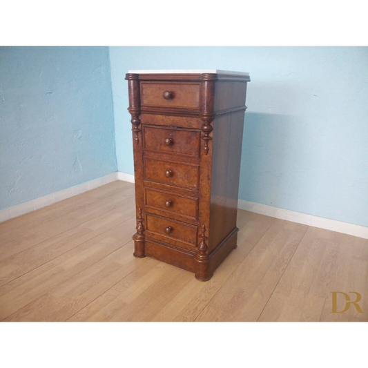 Comodino vintage in stile classico con cassetti Noce e dettagli in marmo bianco