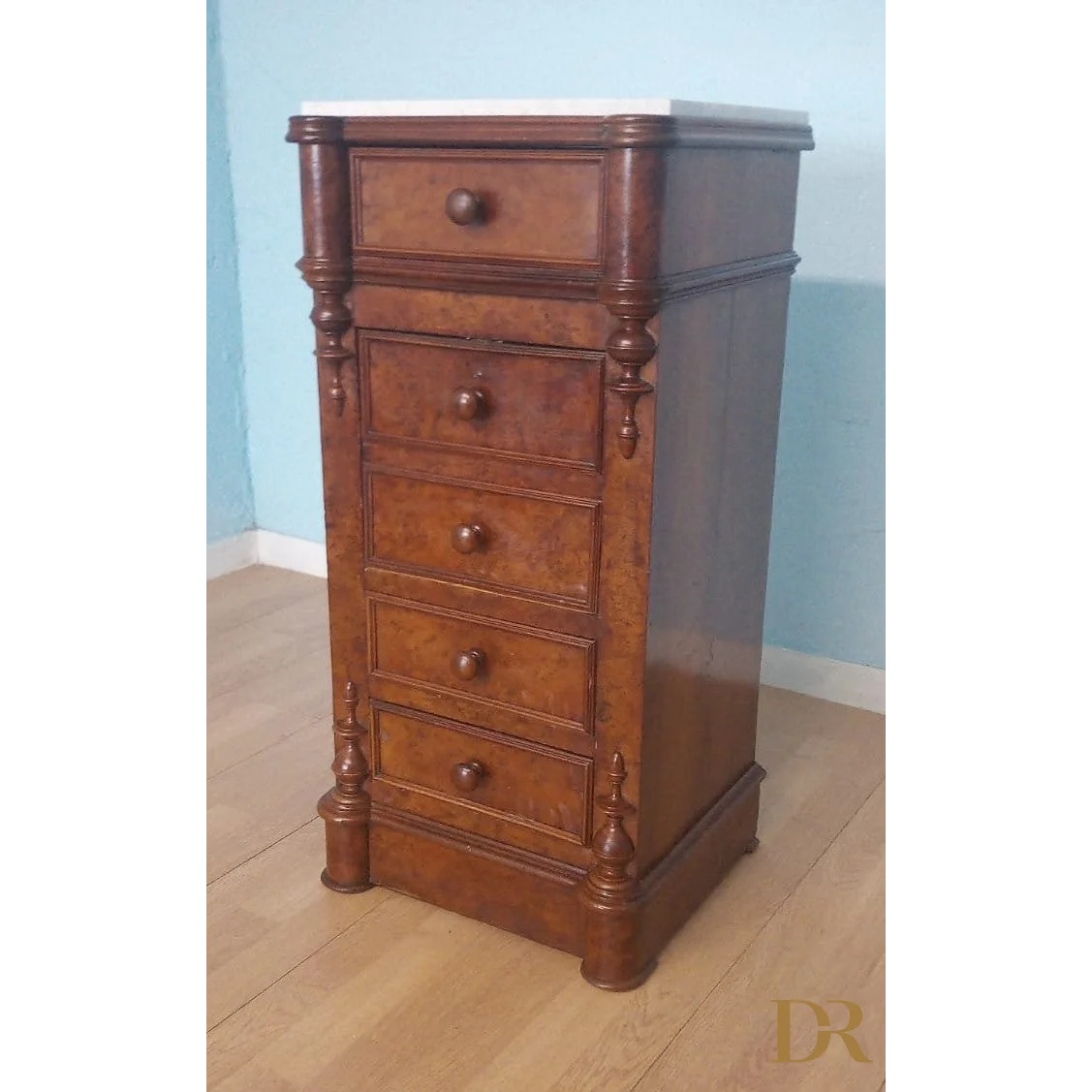 Comodino vintage con cassetti in stile classico e marmo bianco restaurato