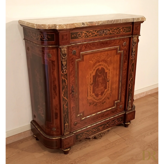 Splendida credenza bassa in stile vittoriano con top in marmo e decorazioni in legno