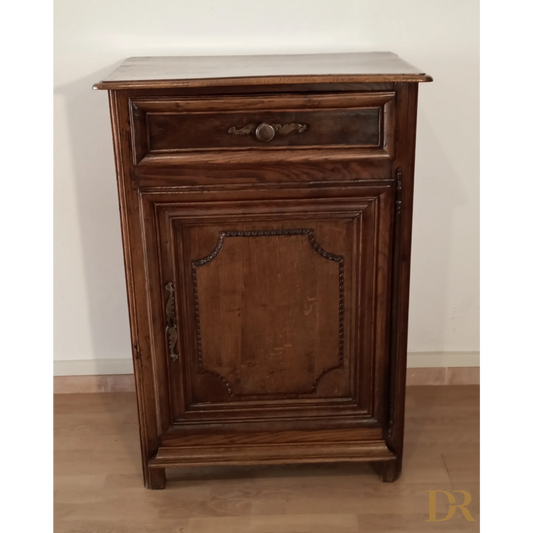 Credenza bassa vintage in rovere con cassetto e porta decorate in legno scuro