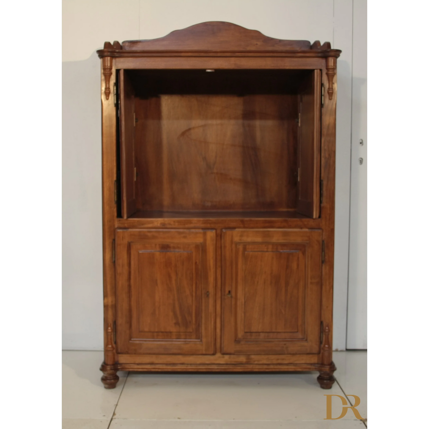 Credenza classica Dario Raia Antiquariato con display aperto e ante chiuse