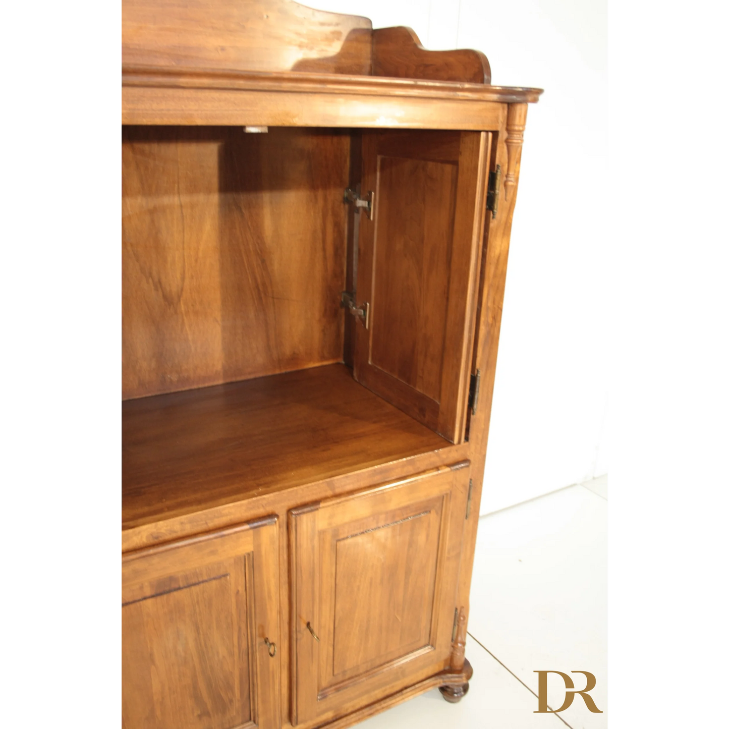 Credenza classica di Dario Raia Antiquariato con porte aperte e piedi a rocchetto