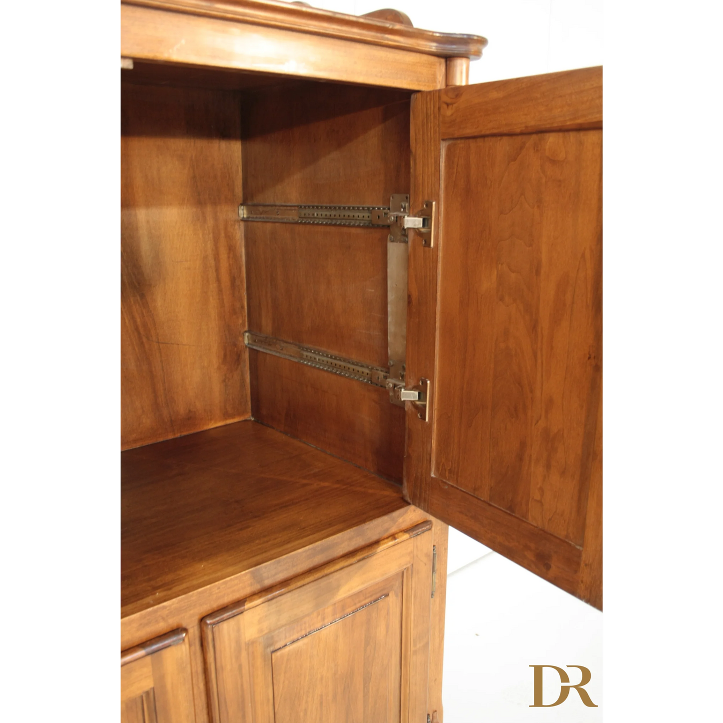 Credenza Classica con porta aperta e cerniere in metallo di Dario Raia Antiquariato
