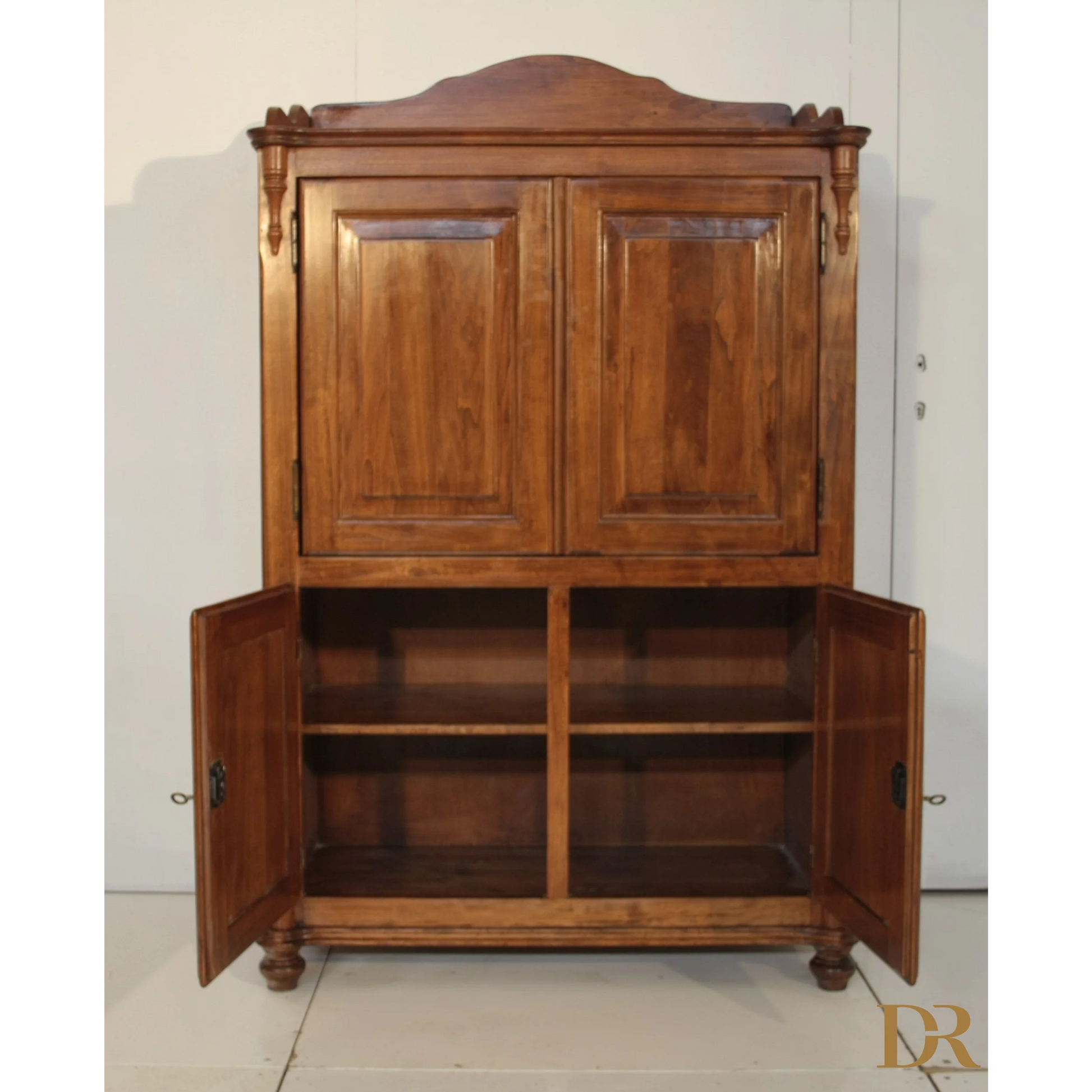 Credenza classica in legno con doppie porte e decorativo sopraelevato di Dario Raia Antiquariato
