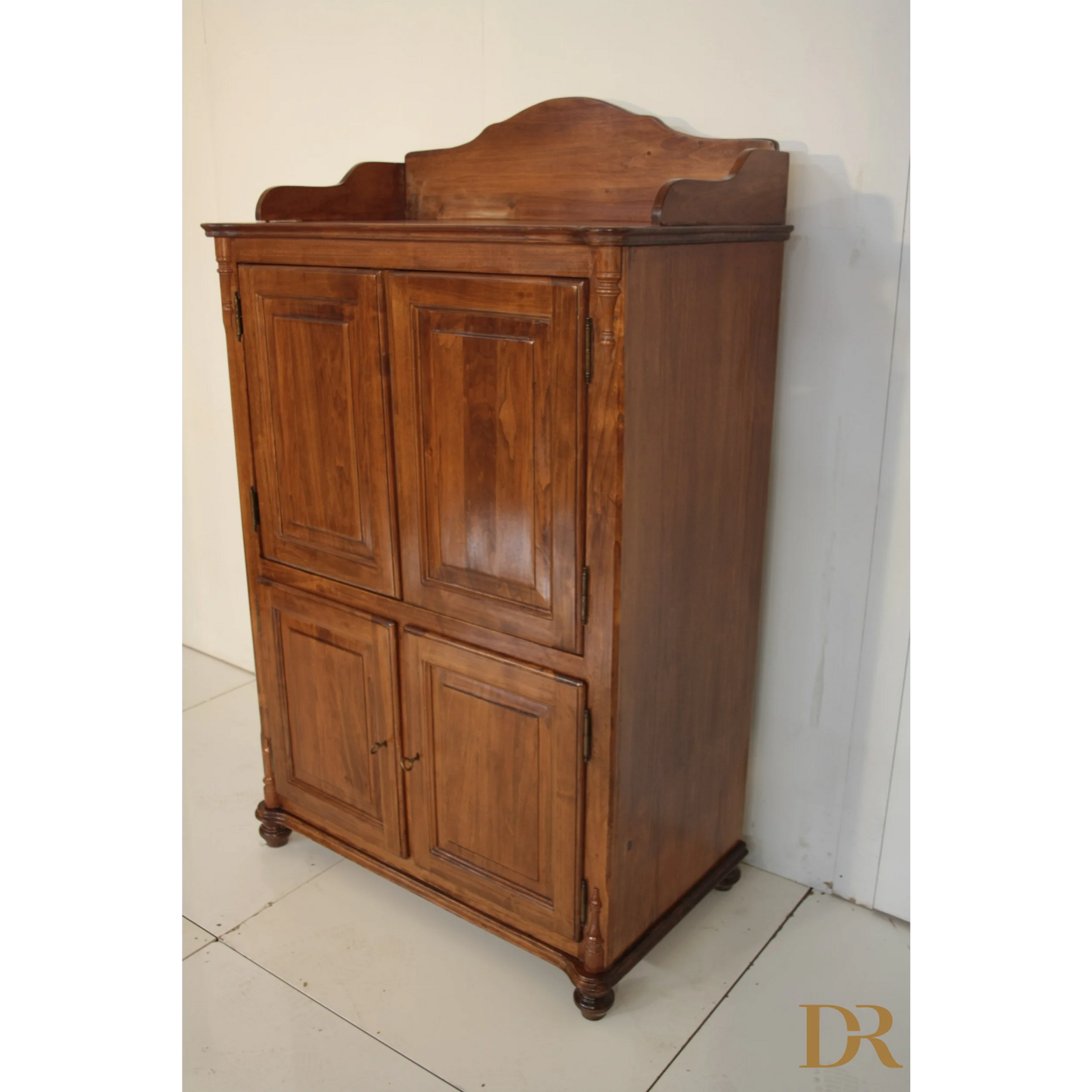 Credenza classica in legno con quattro porte e piedi a trotter, Dario Raia Antiquariato