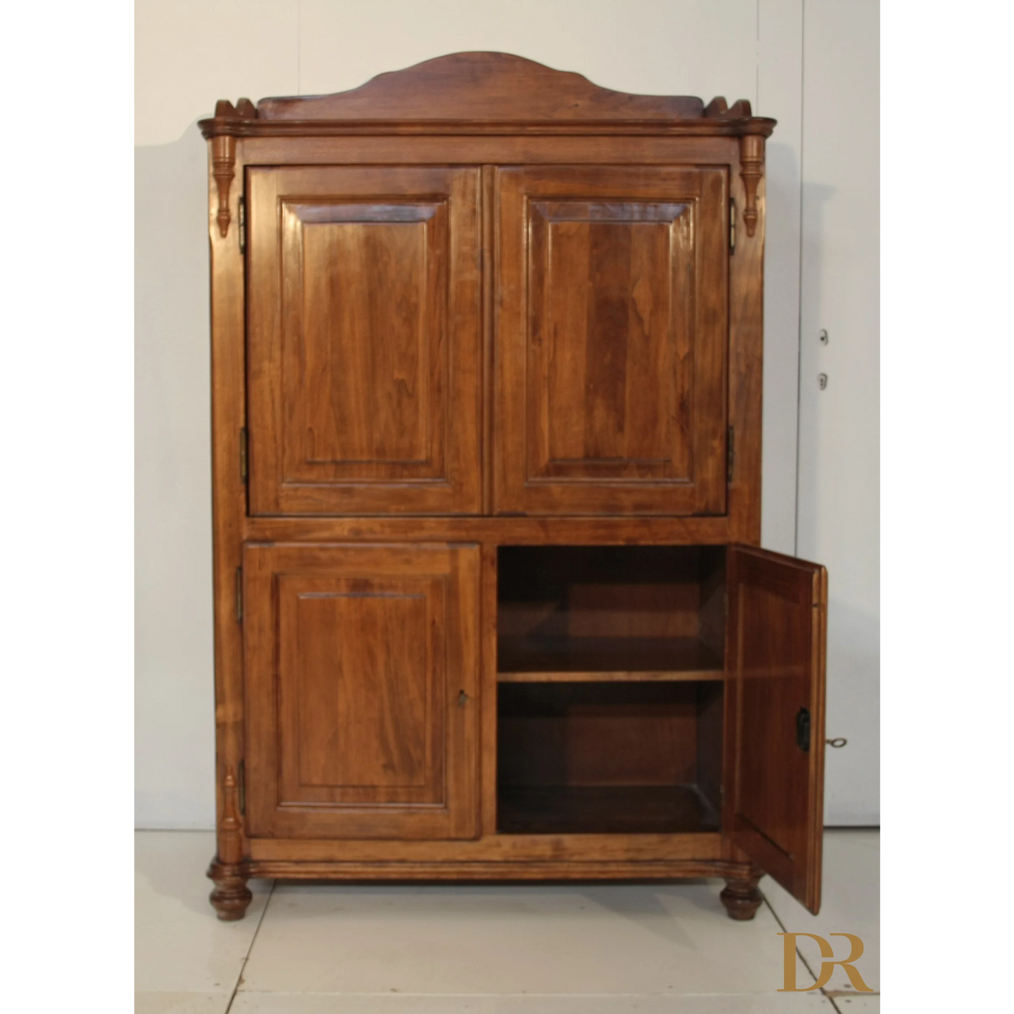 Credenza classica Dario Raia antiquariato con quattro porte e ruote, design vintage