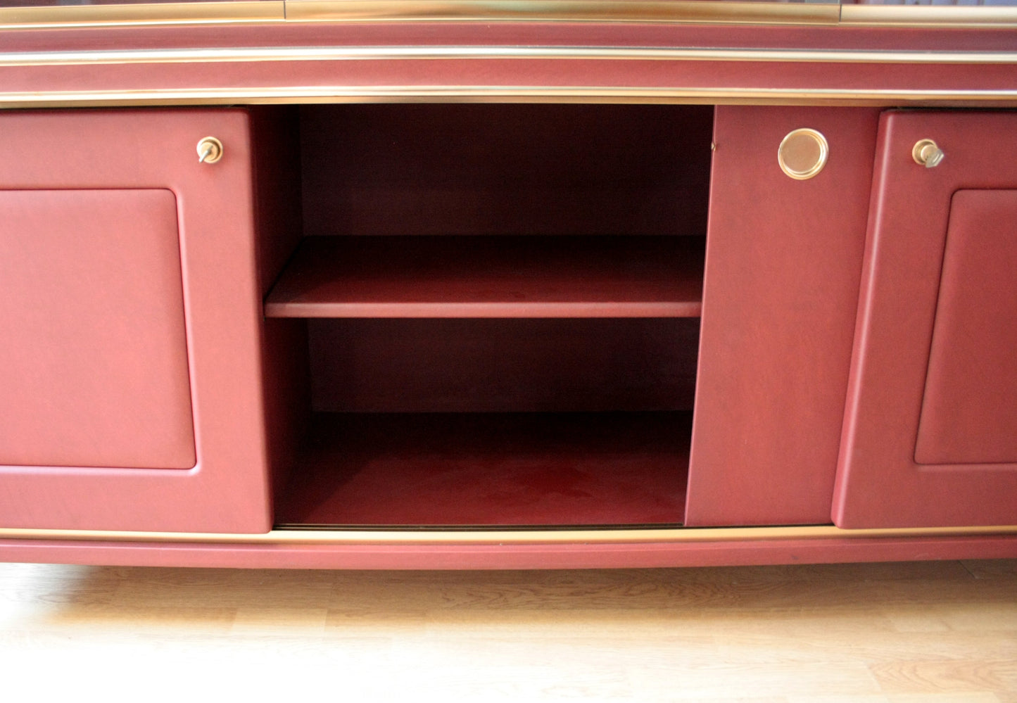 Credenza o Libreria Umberto Mascagni con portiere scorrevoli rivestiti in similpelle Bordeaux