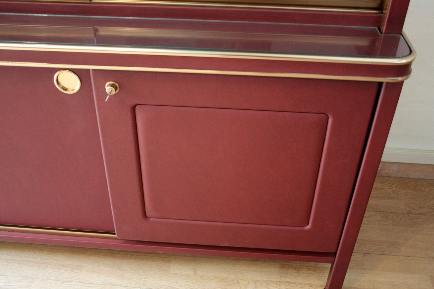 Credenza o libreria Umberto Mascagni, rivestita in similpelle Bordeaux, con dimensioni corpo eleganti