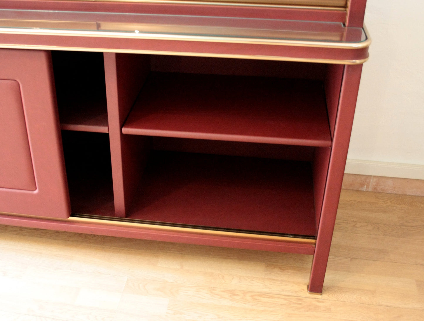 Credenza umberto mascagni con similpelle bordeaux, dimensioni corpo anni 50