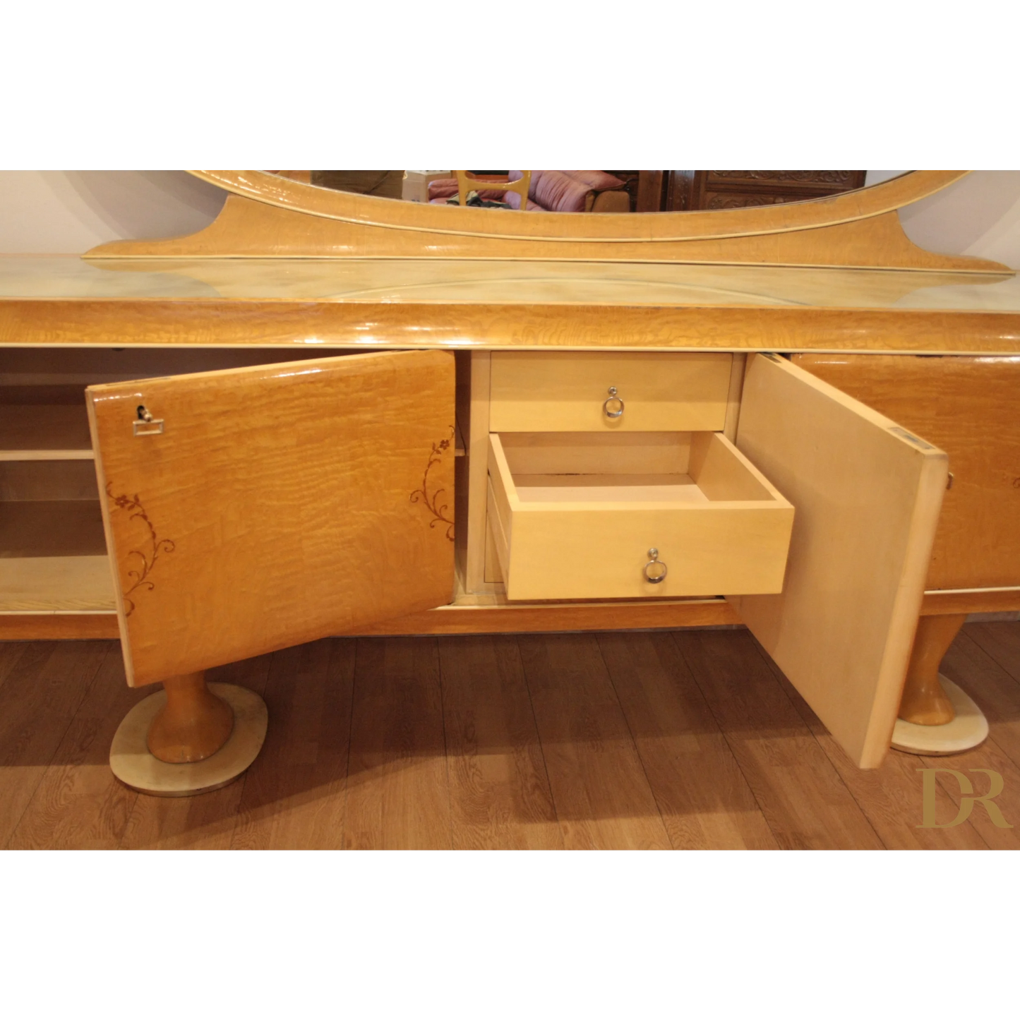 Credenza mid-century moderna di Vittorio Dassi con ante aperte, acquistabile da Dario Raia Antiquariato