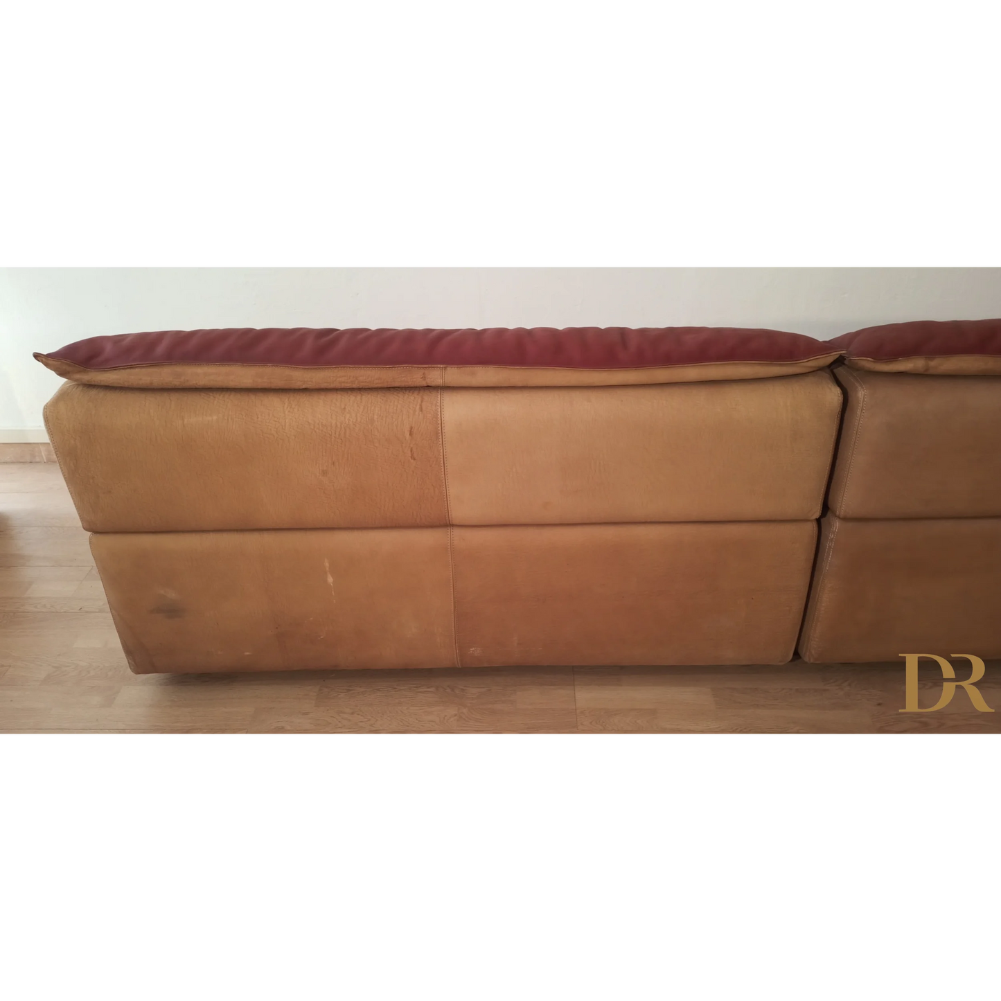 Divano in pelle vintage Tan con cuscini bordeaux, design di Carlo Bartoli