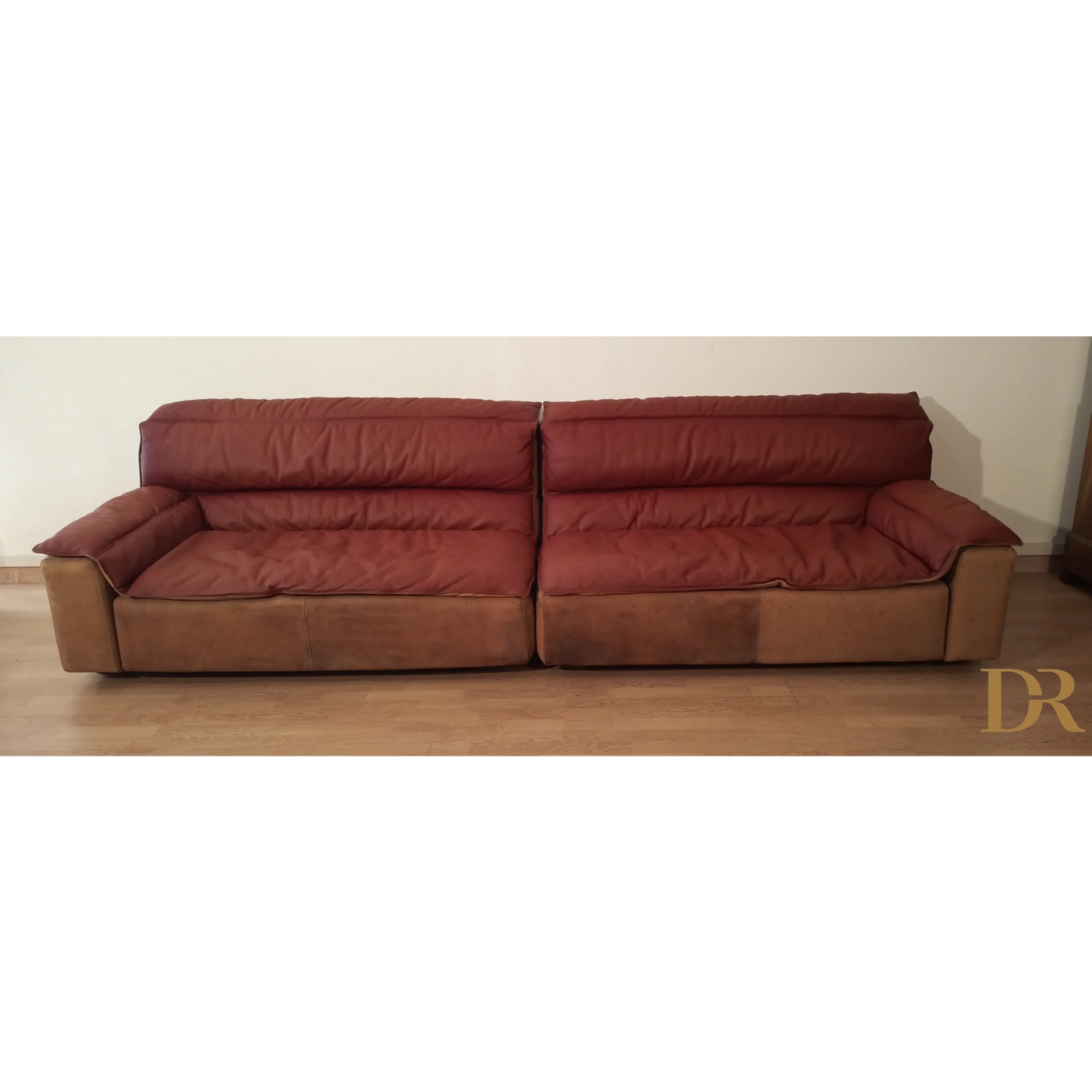 Divano Bogo in pelle e pelle scamosciata con cuscini rossi e base beige vintage