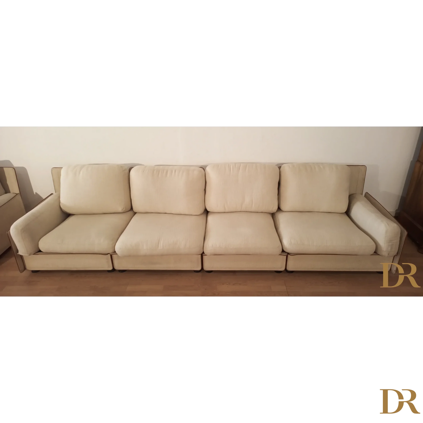 Divano modulare di Riccardo Arbizzoni con quattro cuscini in beige