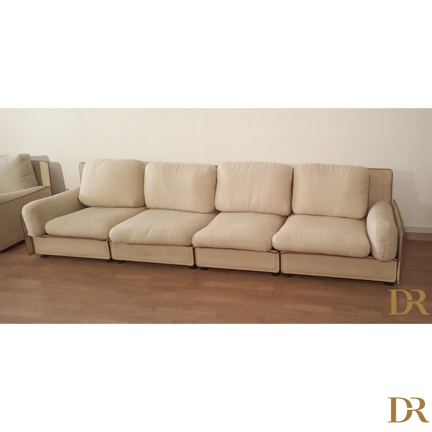 Divano modulare di Riccardo Arbizzoni con sedute imbottite in beige