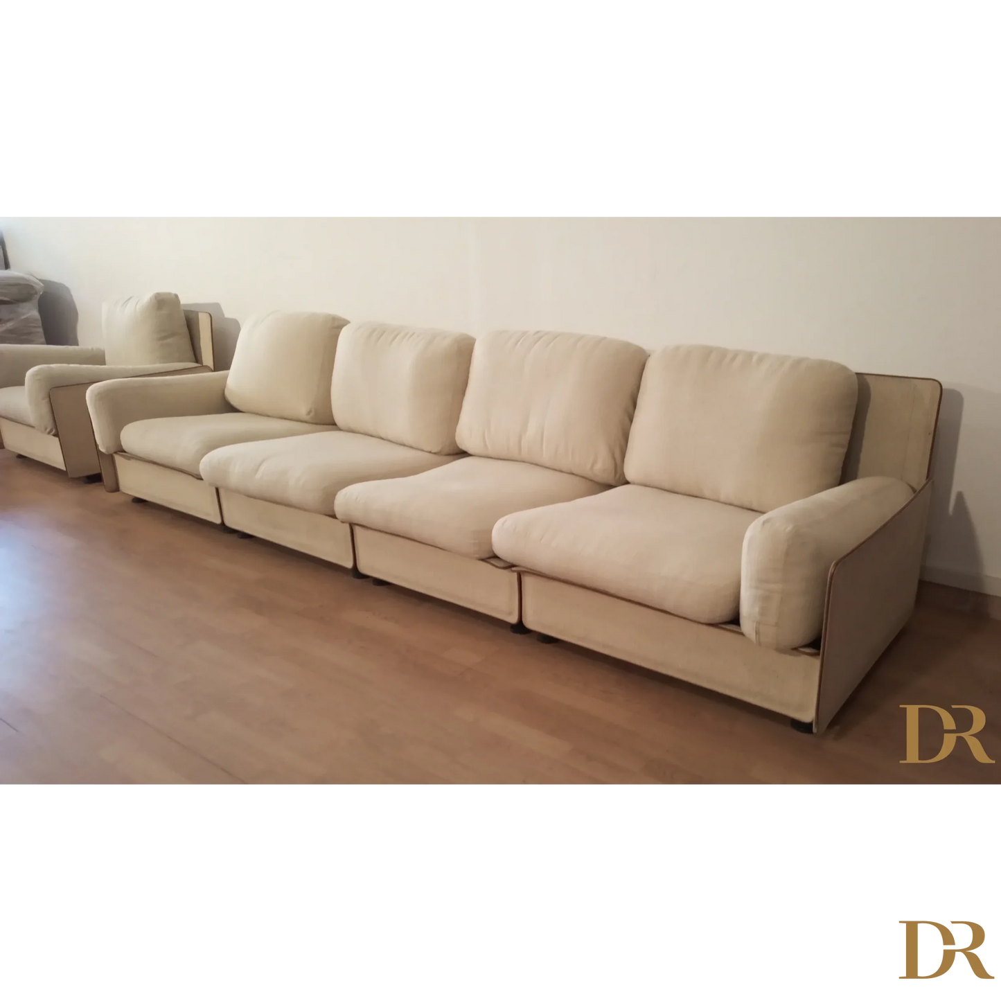 Divano beige con braccioli arrotolati e cuscini, Modello Redifiori Set di Riccardo Arbizzoni
