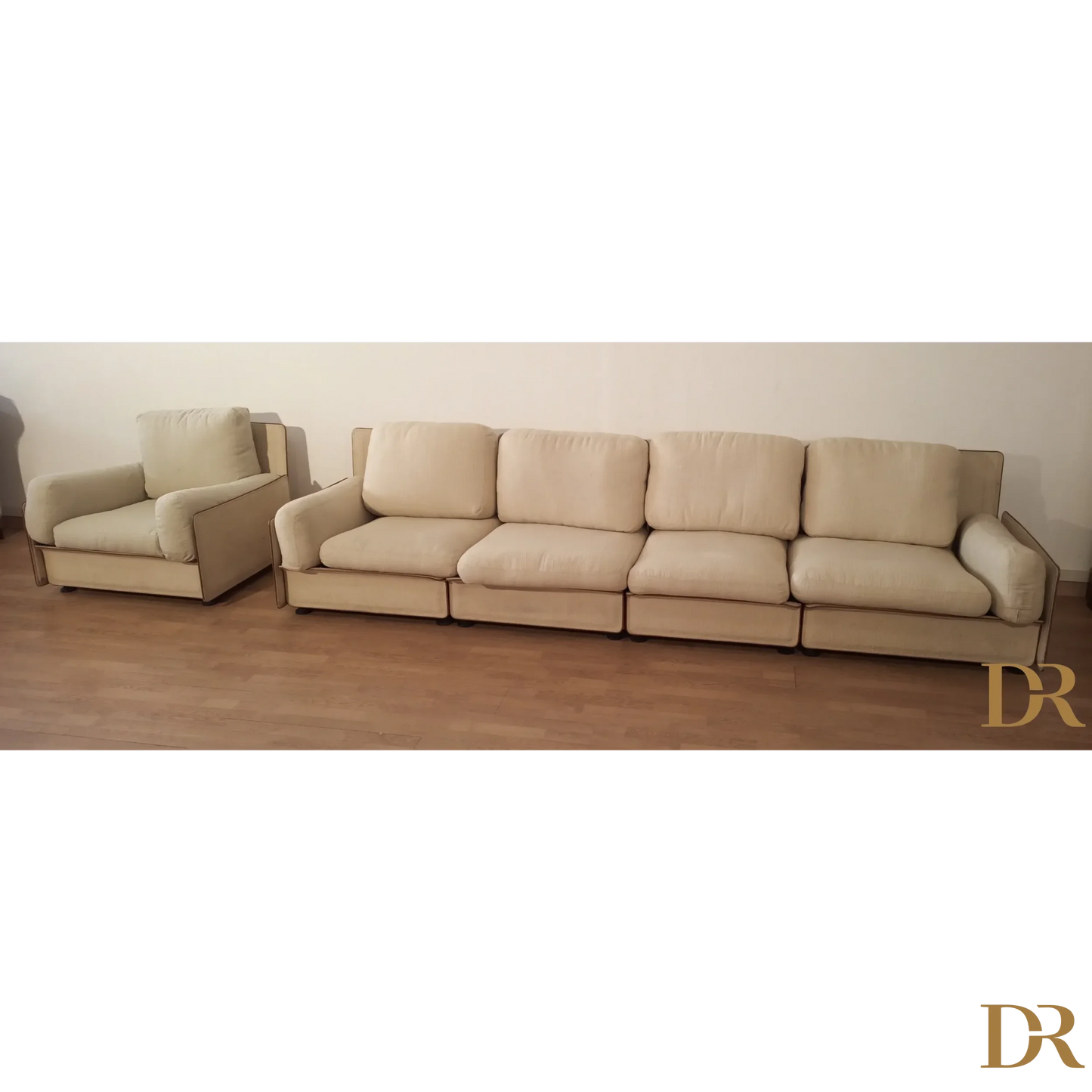 Divano beige modulare di Riccardo Arbizzoni su pavimento in legno, modello Redifiori Set