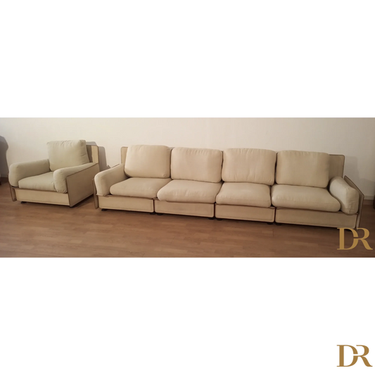 Divano beige modulare di Riccardo Arbizzoni su pavimento in legno, modello Redifiori Set