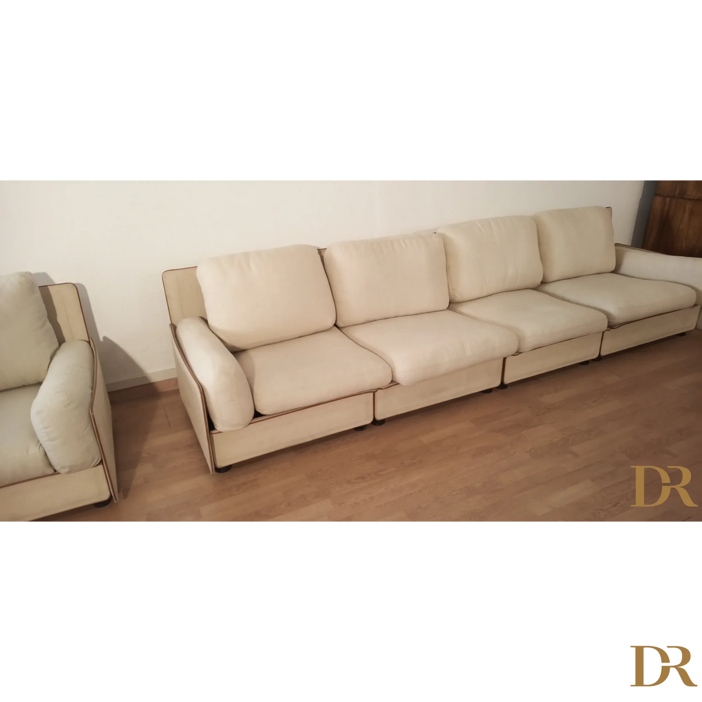 Divano modulare di Riccardo Arbizzoni con trim scuro e colore crema