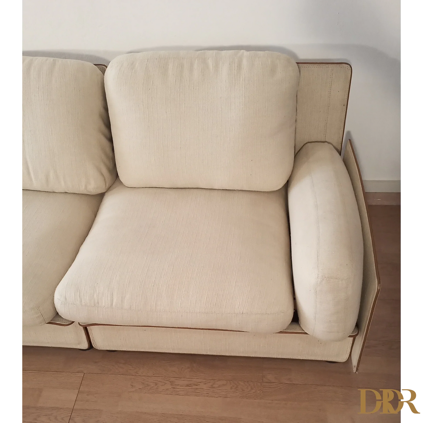 Divano modulare di Riccardo Arbizzoni in color crema con cuscini plush