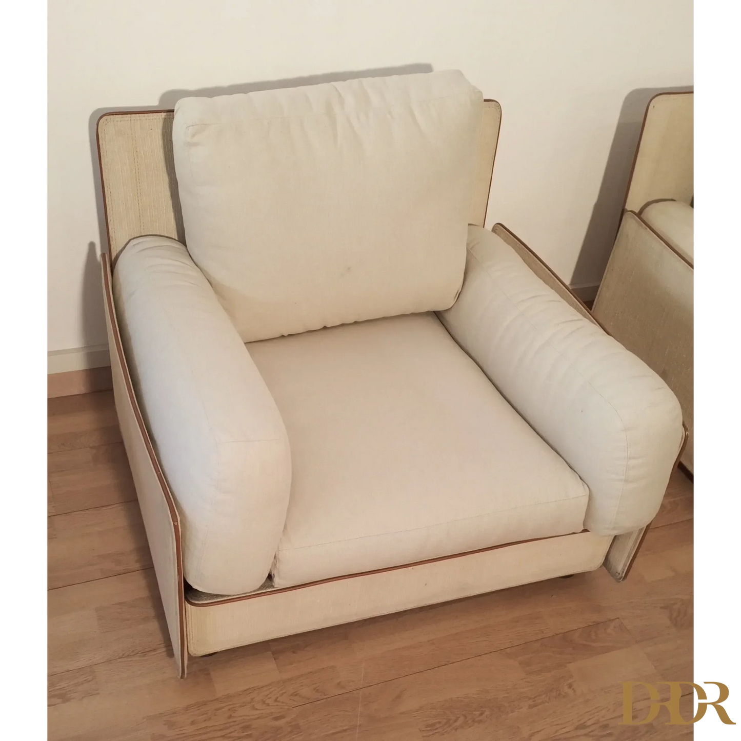 Poltrona rivestita crema con finiture in legno, modello Redifiori di Riccardo Arbizzoni