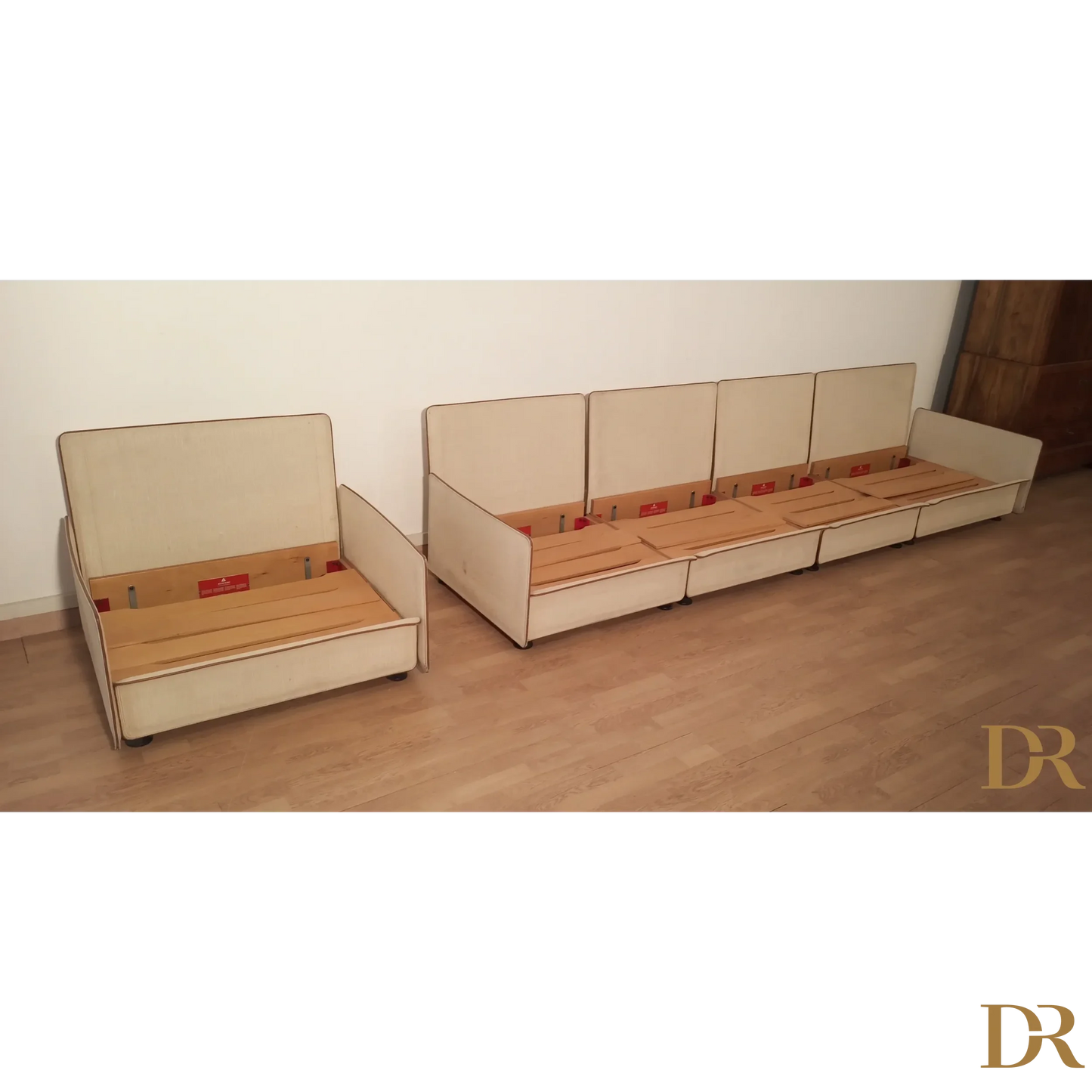 Panca modulare color crema con base in legno, Divano Riccardo Arbizzoni 1978