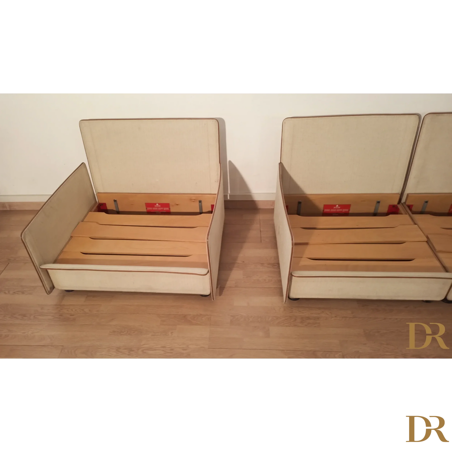 Due due poltrone pieghevoli color crema di Riccardo Arbizzoni per il divano Modello Redifiori