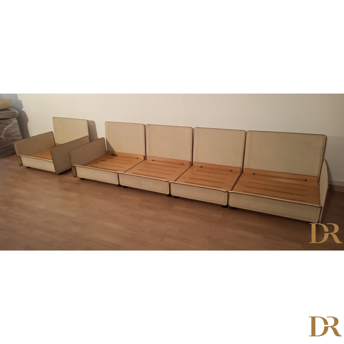 Divano modulare di Riccardo Arbizzoni con sedute in legno e schienali beige