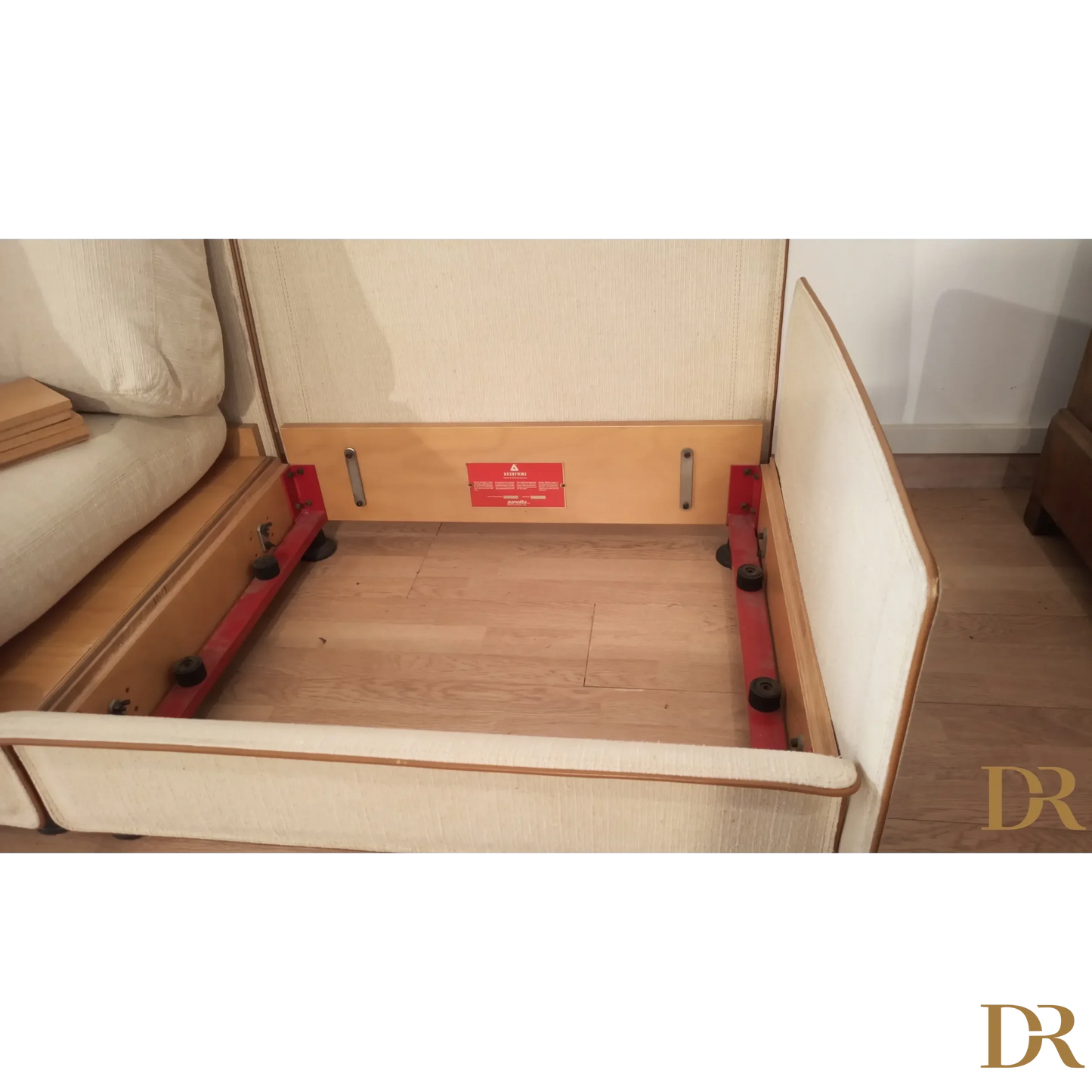 Letto in legno con supporti rossi del modello Redifiori di Riccardo Arbizzoni