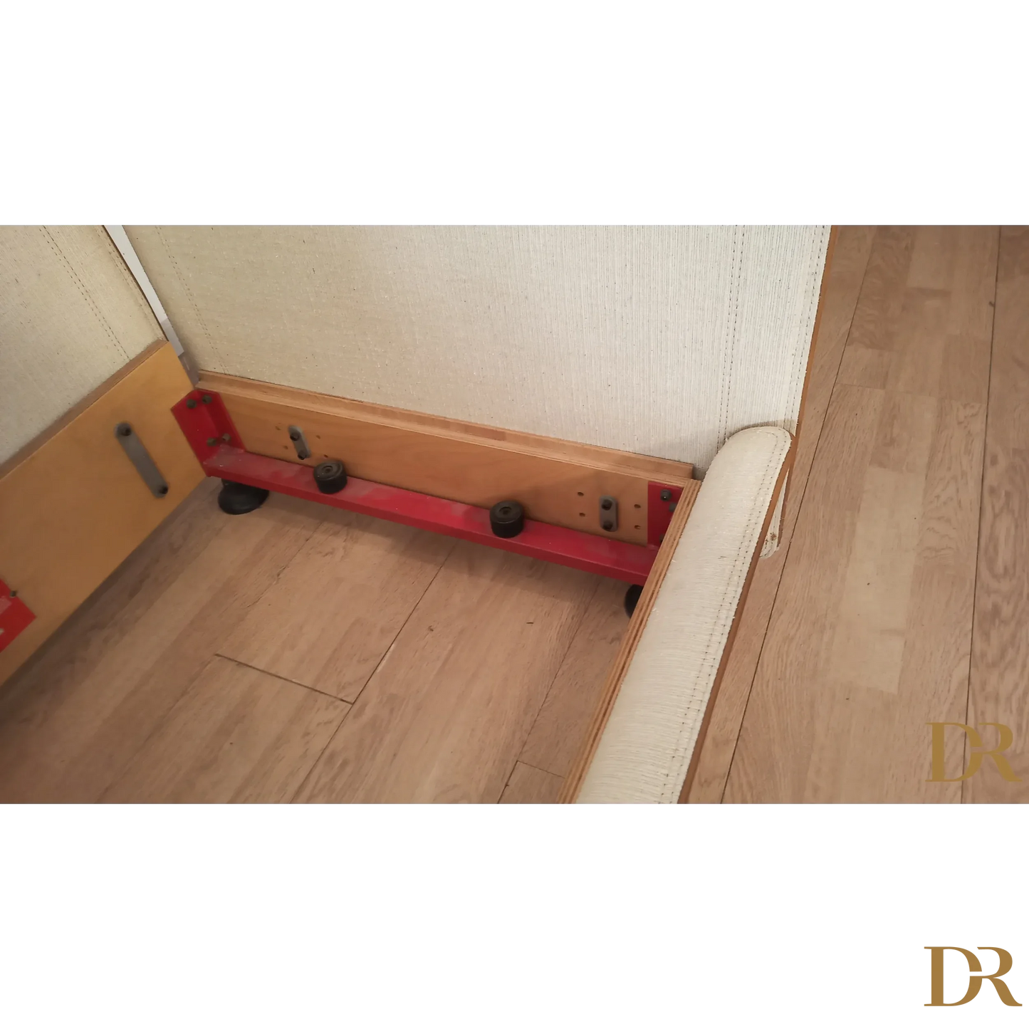 Rampa da skateboard rossa e arancione, elemento del divano di Riccardo Arbizzoni